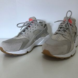 Nike Women HUARACHE Run Light Bone Gum Sole 8.5